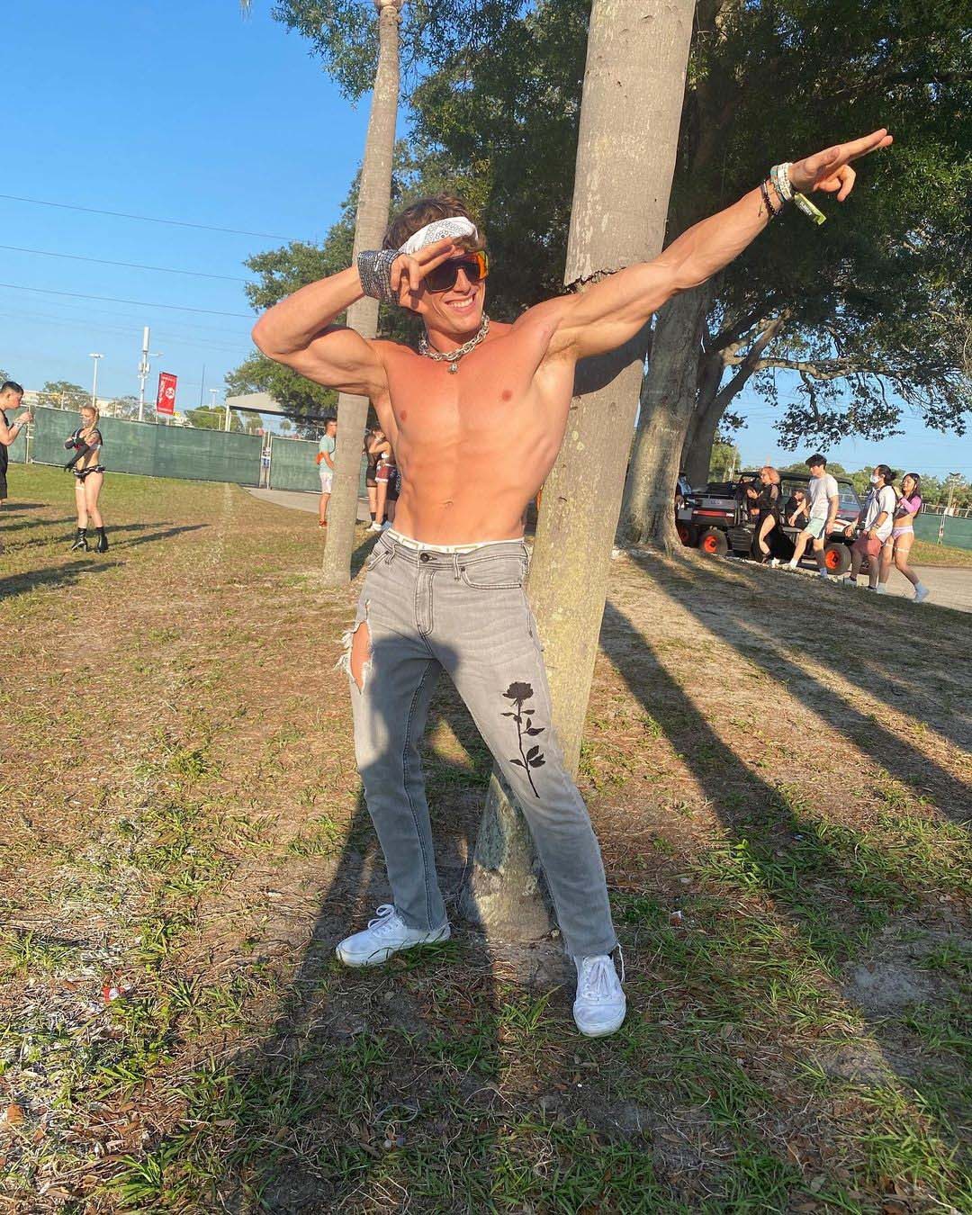 周一嘎肌肉｜男模重現阿諾經典招牌「真空腹」：Caleb Branham GagaTai 嘎嘎台